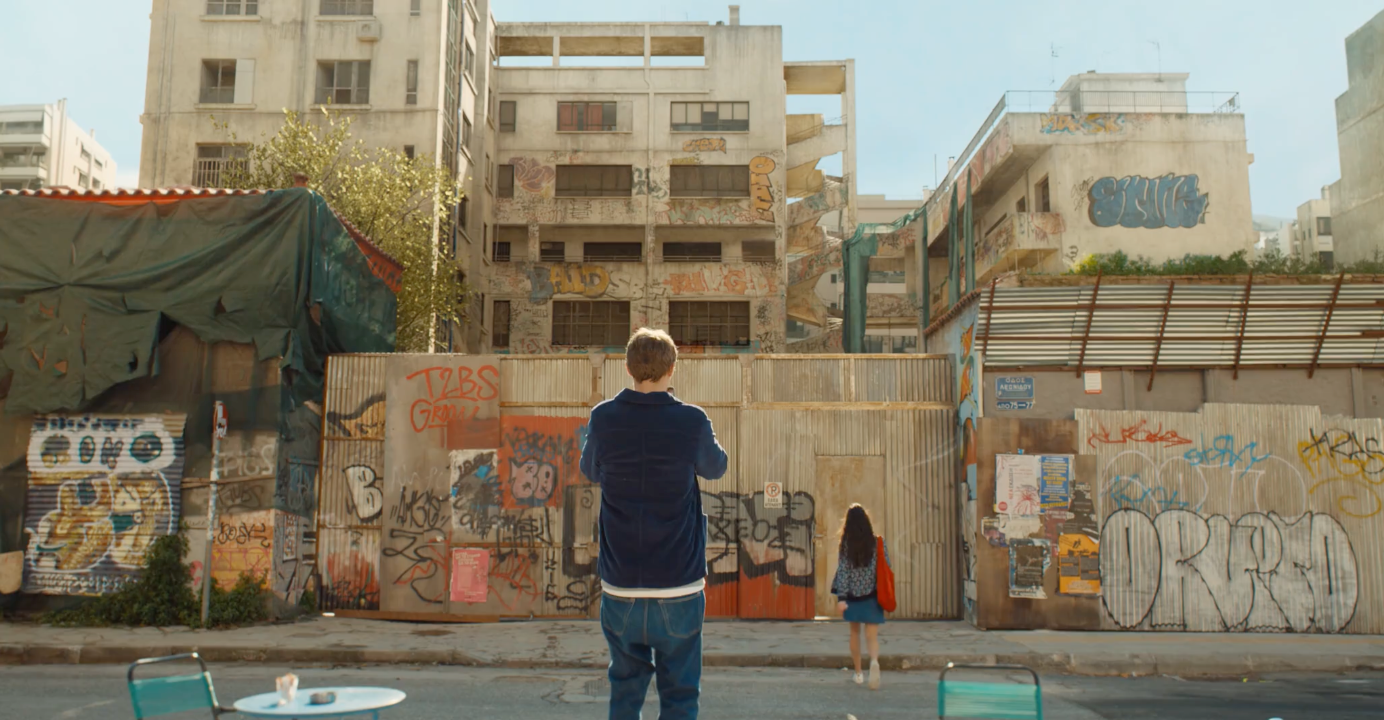 Final shot of Greek Salad, the new series of Cedric Klapisch, showcasing VFX work of The Yard, including matte painting and set extension