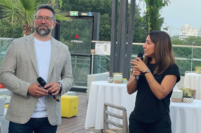 Laurens Ehrmann, Fondateur et CEO de The Yard et Hind Emad, vice-présidente déléguée au développement économique et numérique à Montpellier Méditerranée Métropole, donnant un discours lors de la soirée d'inauguration du nouveau studio de The Yard à Montpellier.