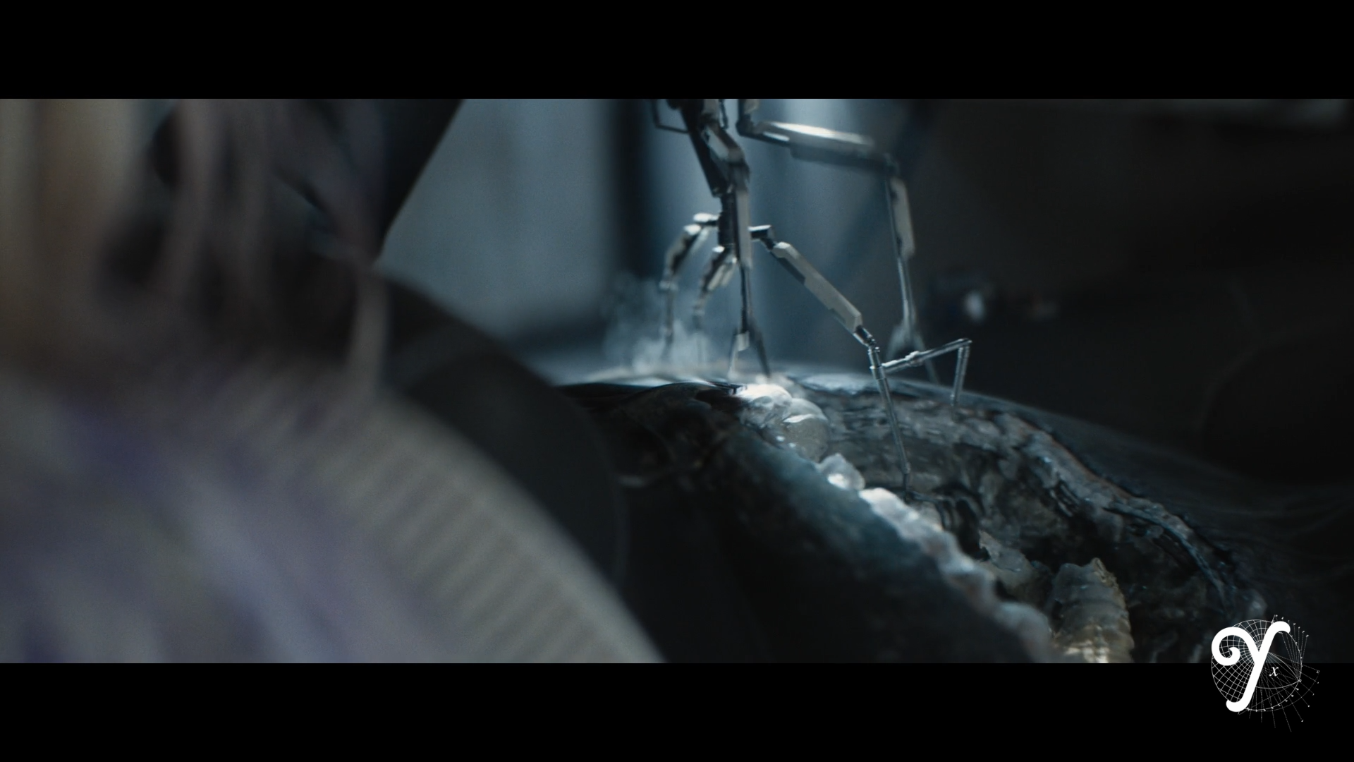 For Predator Badlands, The Yard designed a healing device used by Thia, and took charge of its full development from modeling and lighting to final animation and interaction with effects simulations.