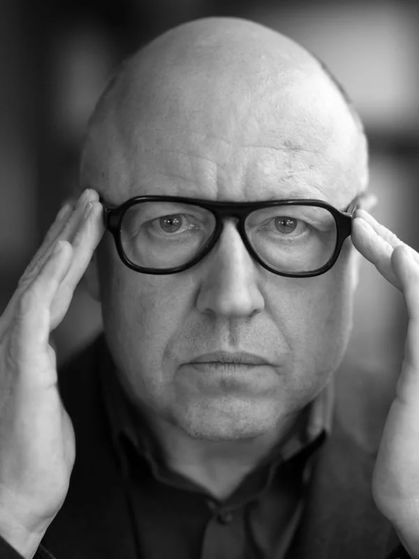 gilbert-kiner-2017-cmario-sinistaj-01-scaled-600x800-c-default