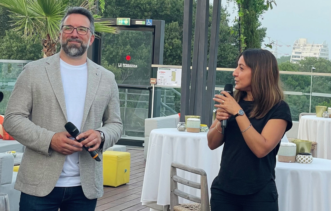 Laurens Ehrmann, Fondateur et CEO de The Yard et Hind Emad, vice-présidente déléguée au développement économique et numérique à Montpellier Méditerranée Métropole, donnant un discours lors de la soirée d'inauguration du nouveau studio de The Yard à Montpellier.
